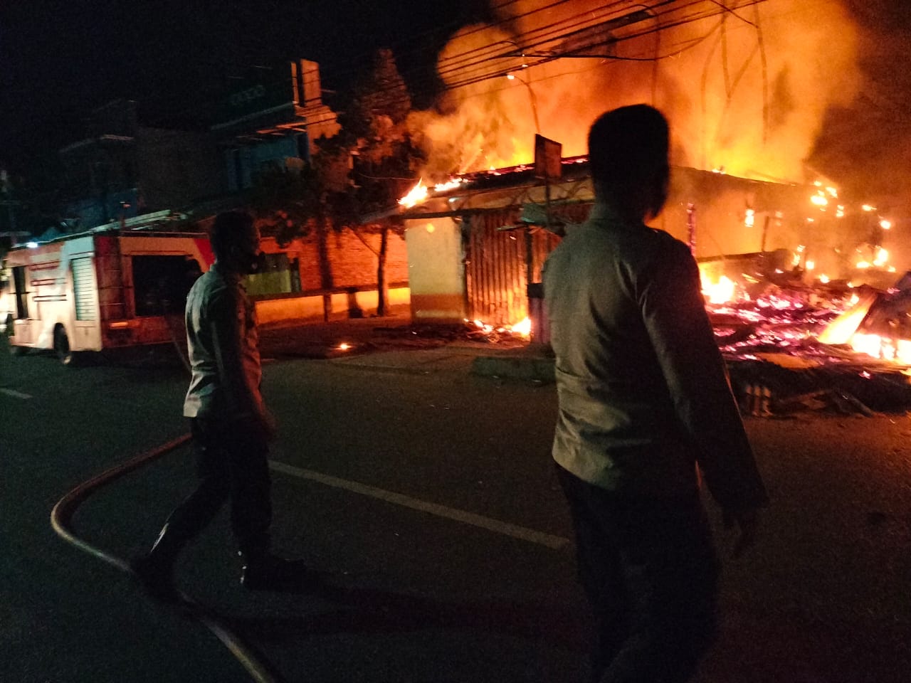 Kebakaran di Gedong Tataan, Tiga Ruko Hangus Dilalap Api