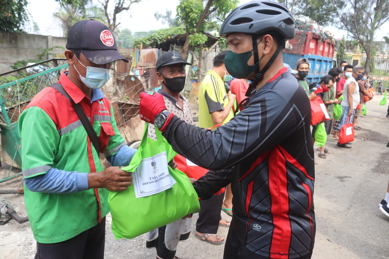Sambil Olahraga Sepeda Santai, Dandim 0410/KBL Bagikan Paket Sembako
