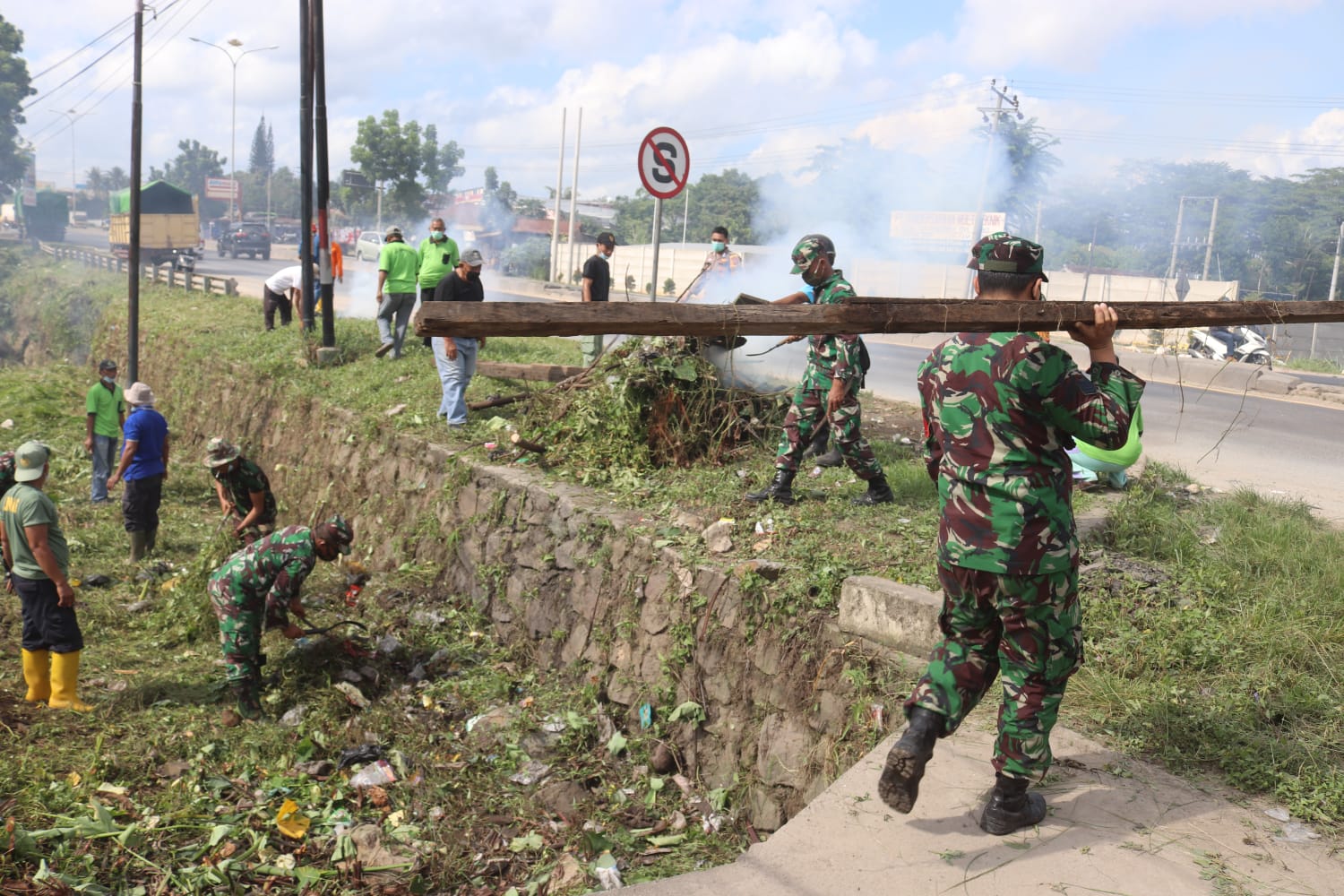 Personel Kodim 0410/KBL Laksanakan Giat Gotong Royong