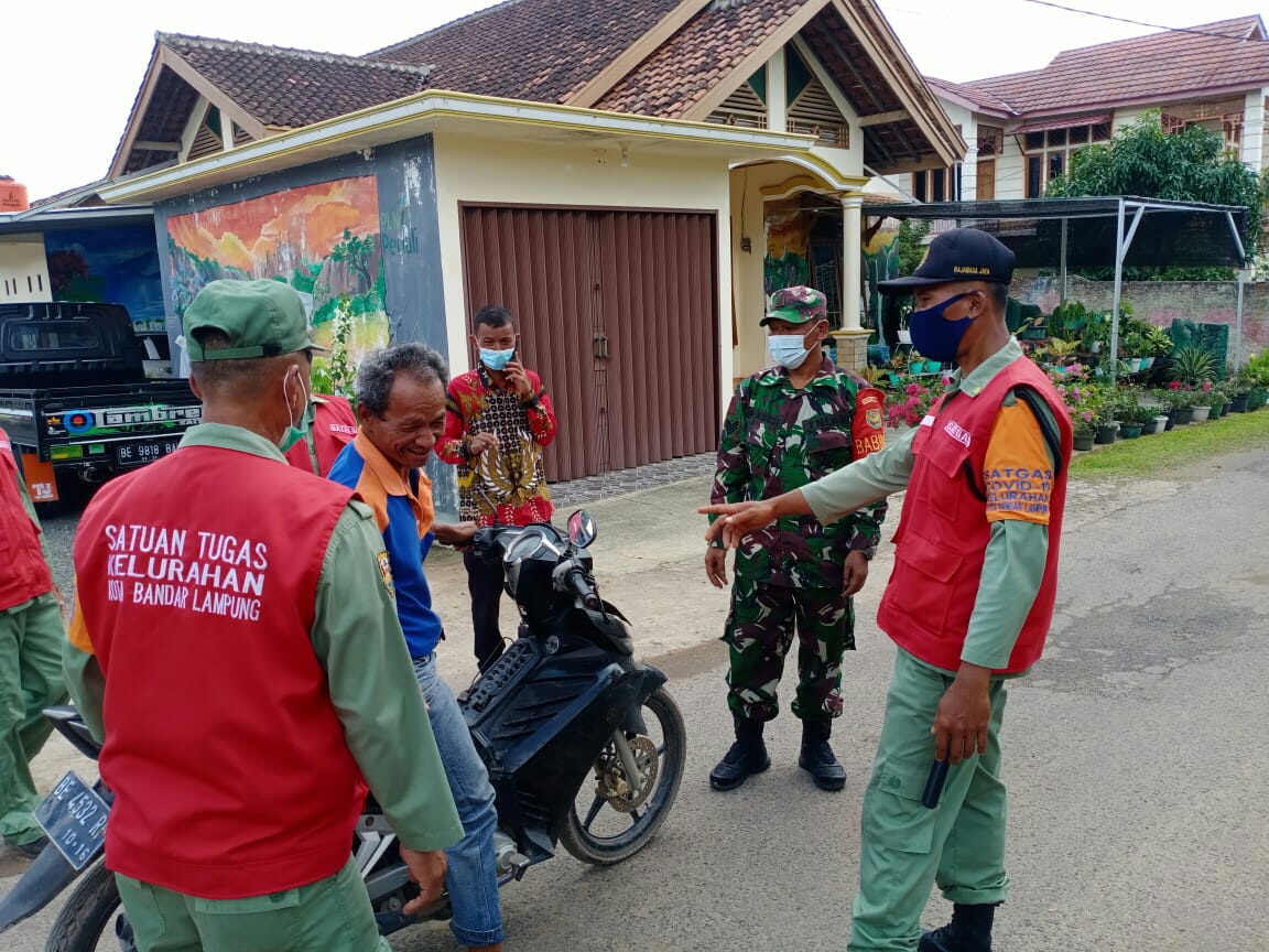 Sambil Bagikan Masker, Babinsa Koramil 410-06/ Kedaton Imbau Warga Mematuhi Prokes 5 M