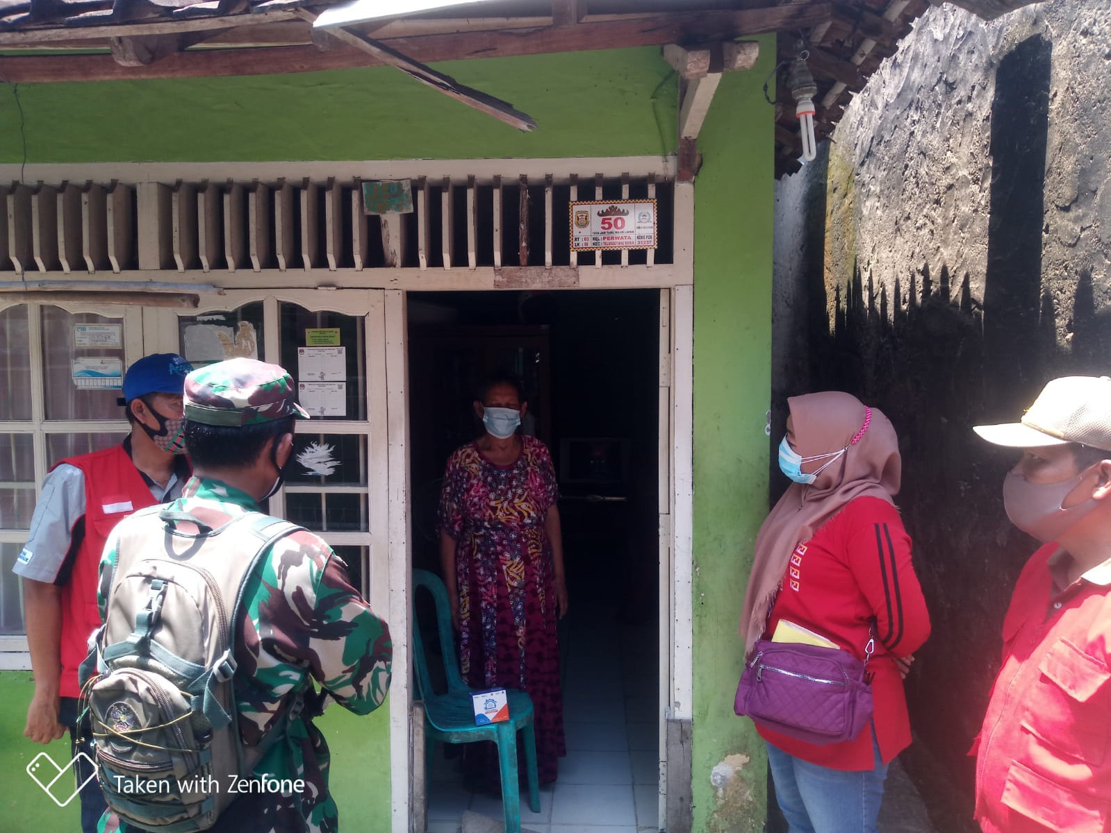 Tingkatkan Kepedulian, Babinsa Koramil 410-03/TBU Salurkan Bantuan Paket Obat Kepada Warga Yang Tengah Isoman