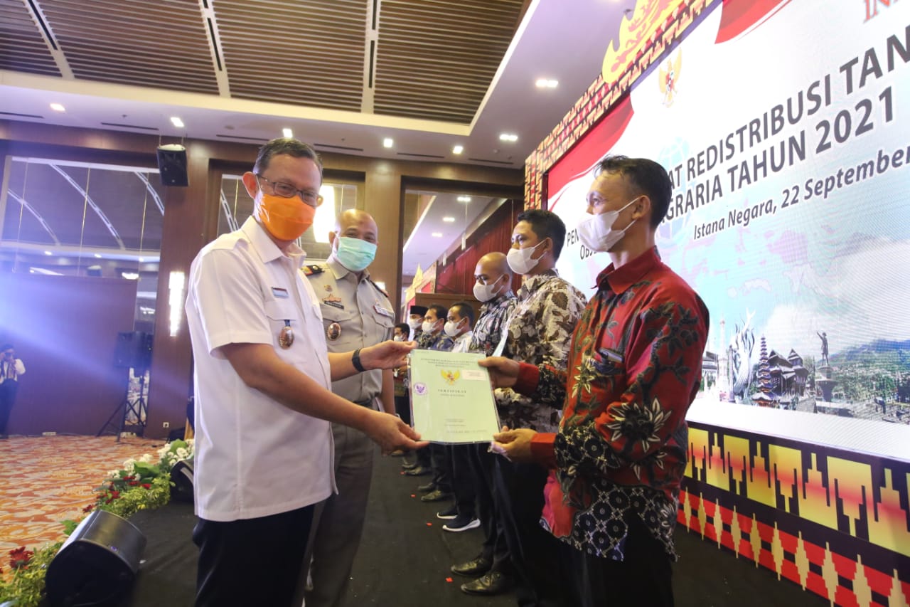 Presiden Jokowi Serahkan 21.541 Sertifikat Tanah Objek Reforma Agraria Tahun 2021 untuk Provinsi Lampung