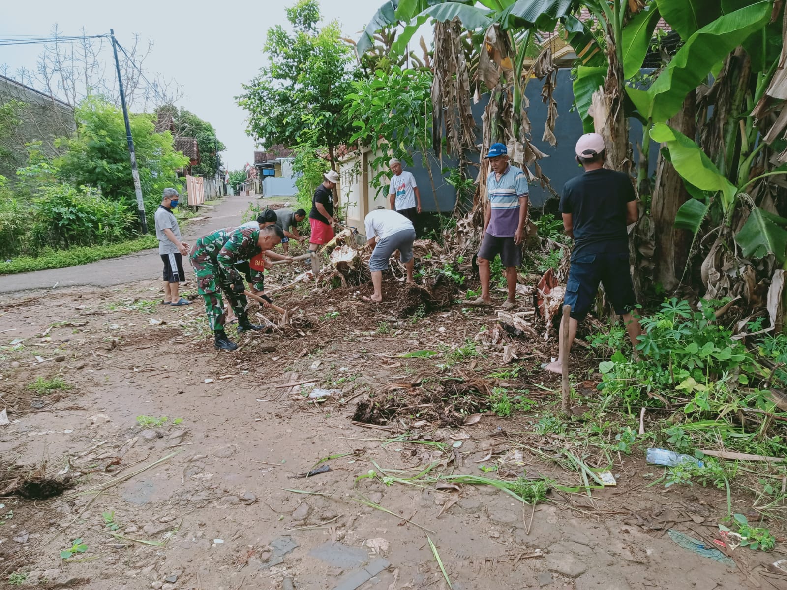 Manunggal bersama Rakyat, Babinsa Kodim 0410/KBL Laksanakan Gotong Royong