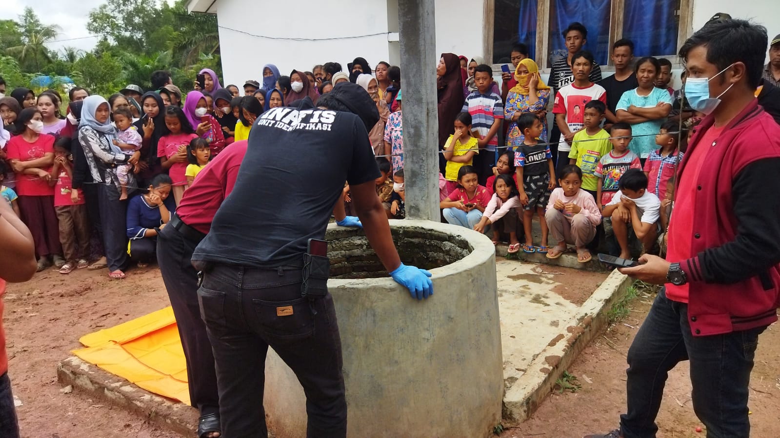 Tega ! Bayi Malang Ini Dibuang ke Sumur Tua