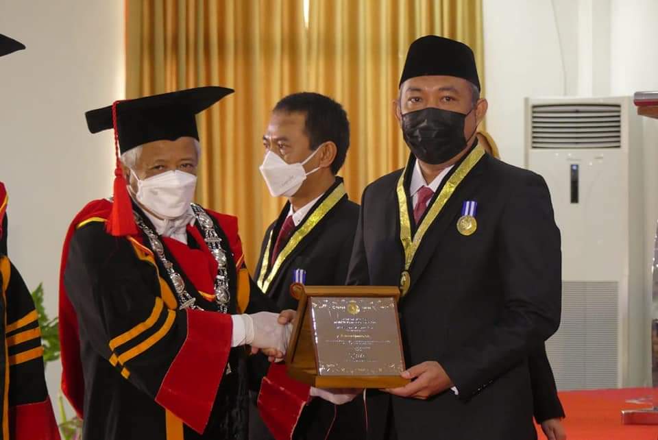 Bupati Umar Ahmad Raih Penghargaan Adi Karsa Pratama dari Itera