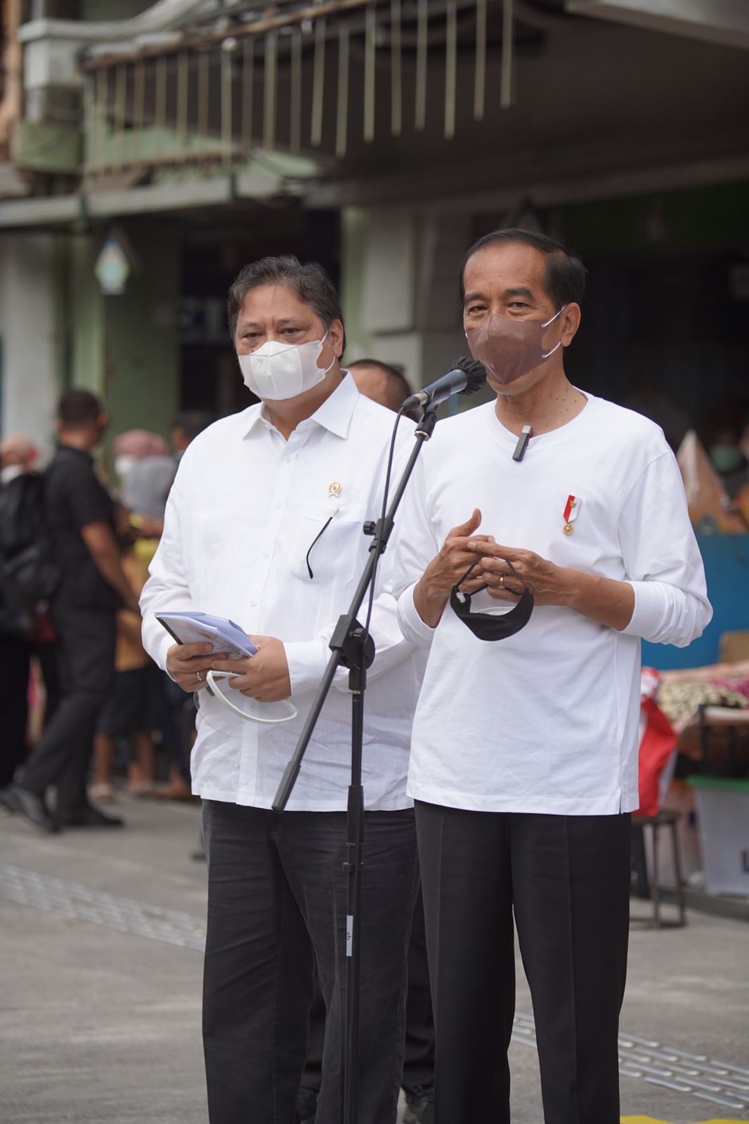 Menko Airlangga Dampingi Presiden Jokowi Serahkan Bantuan Tunai Warung dan PKL