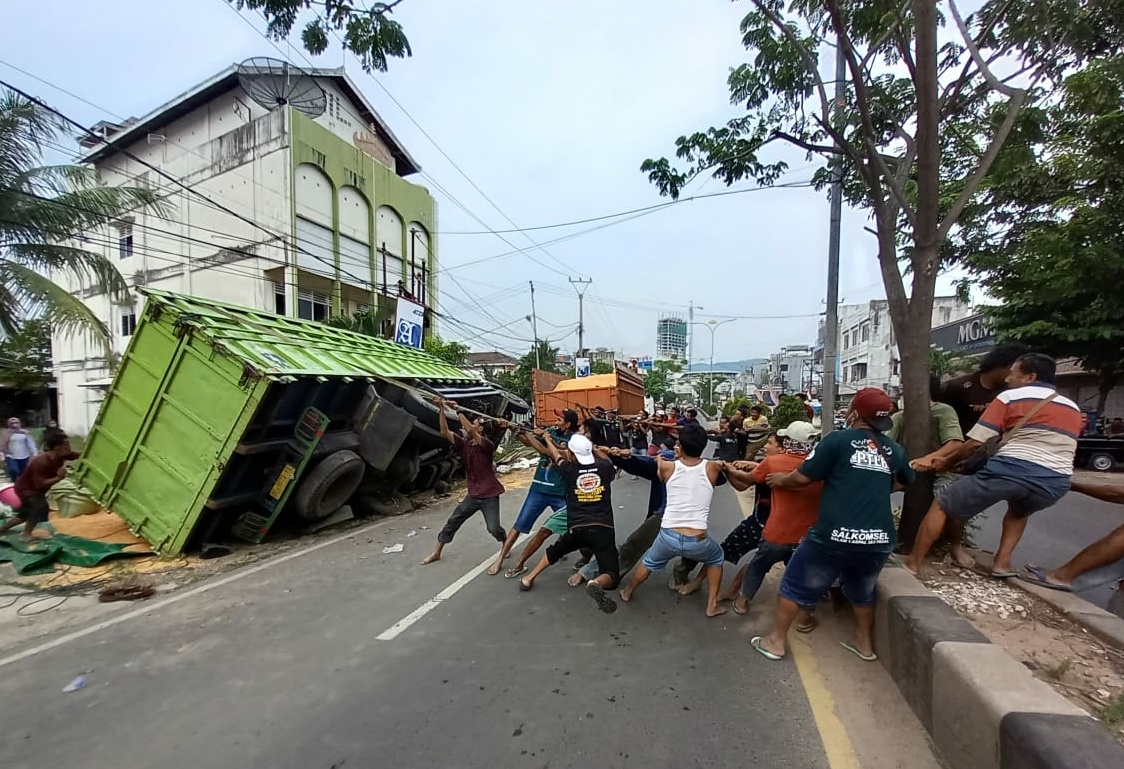 Truk Jagung Curah Terguling