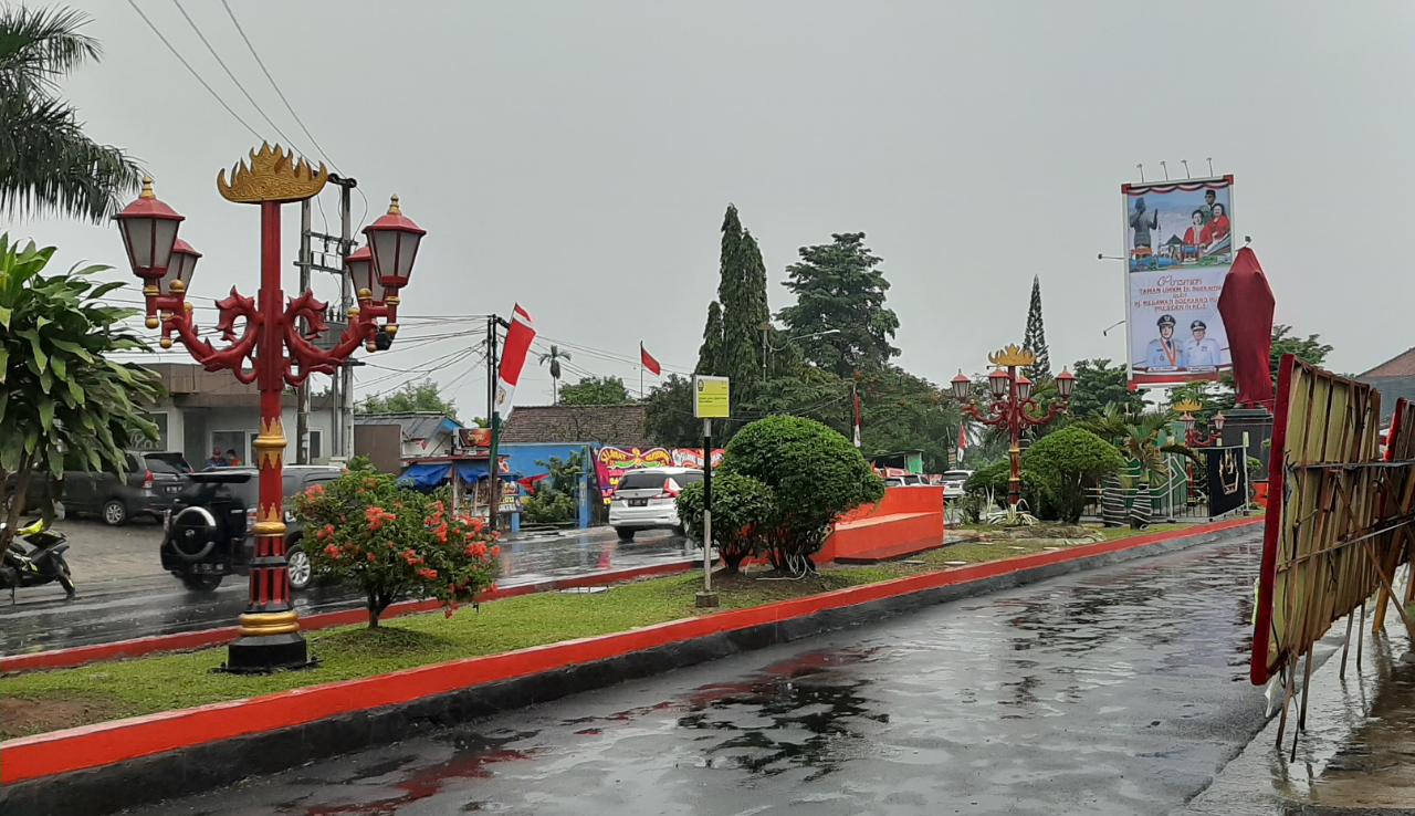 Hujan Deras Iringi Persiapan Peresmian Taman Ir. Soekarno