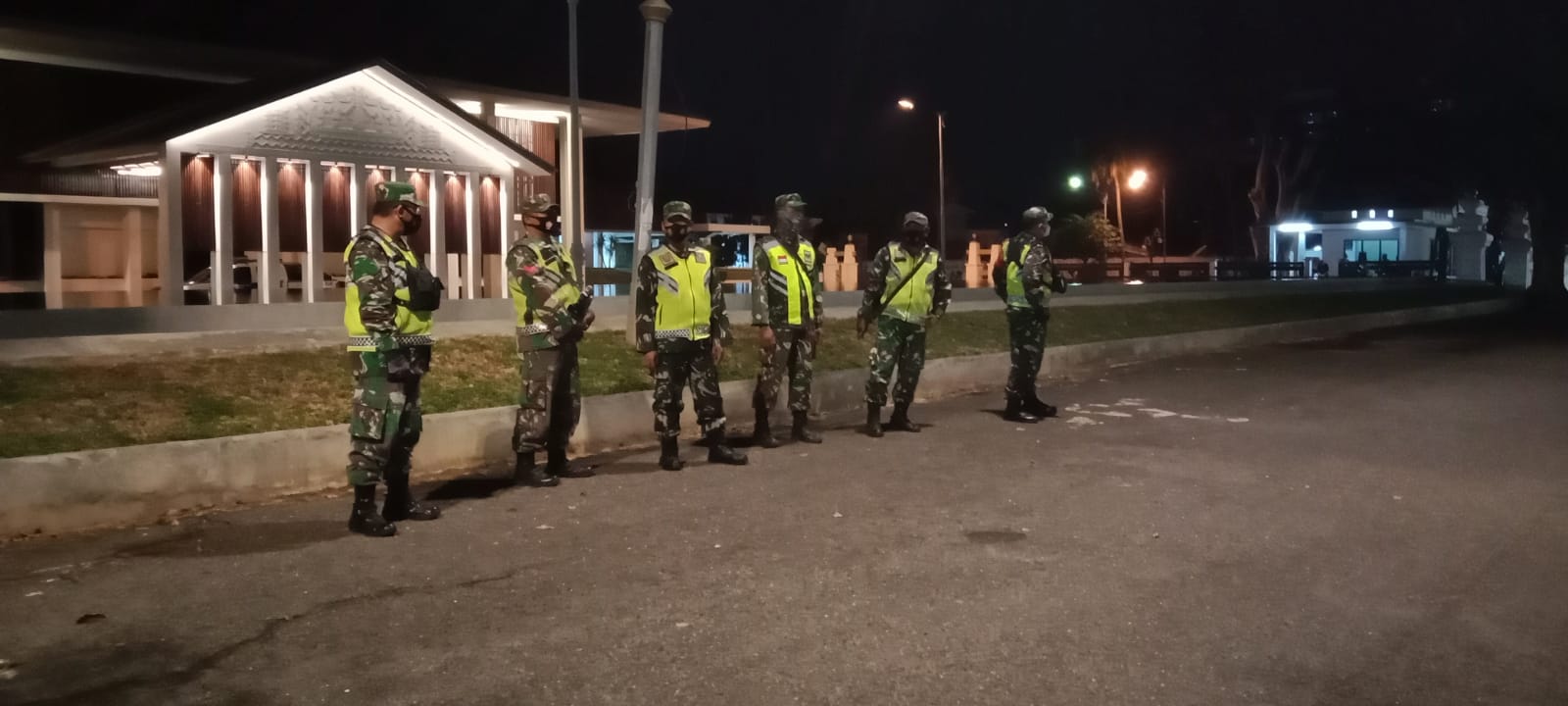 Beri Keamanan dan Kenyamanan Bagi Masyarakat Anggota Kodim 0410/KBL Lakukan Patroli Malam