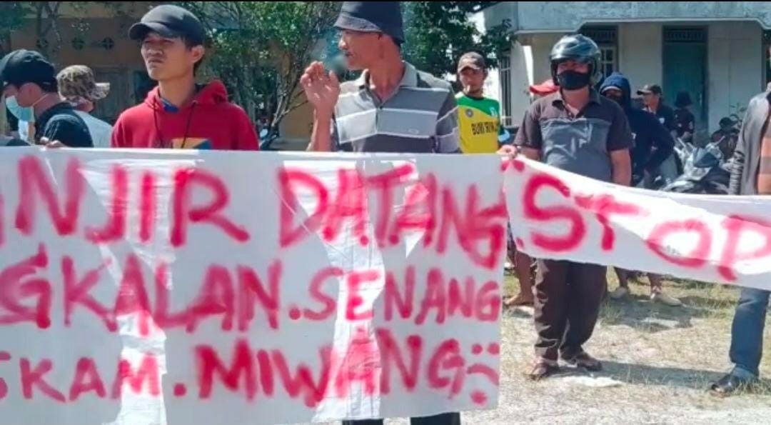 Warga Buay Nyerupa Demo, Tuntut Penutupan Tambang Pasir