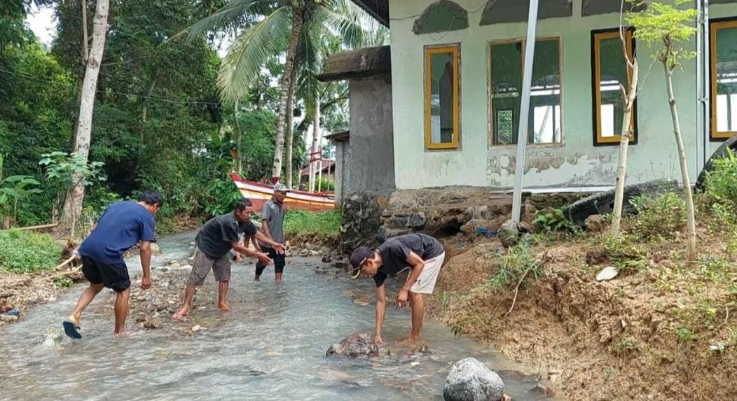 Tolong! Masjid di Teluk Brak Butuh Perhatian