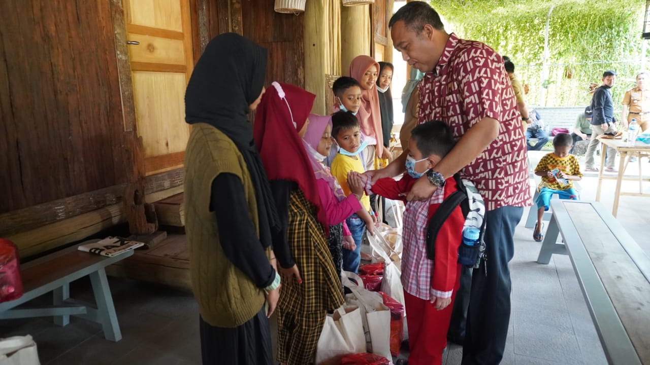 Bupati Tubaba Salurkan Bantuan untuk Anak Korban Covid-19