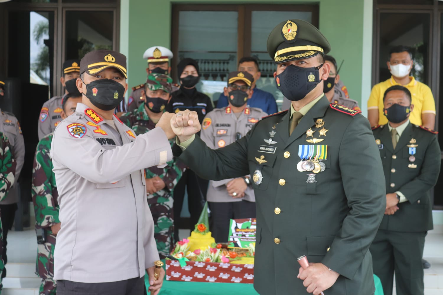 HUT TNI, Dandim 0410/KBL Terima Kejutan dari Kapolresta Bandarlampung