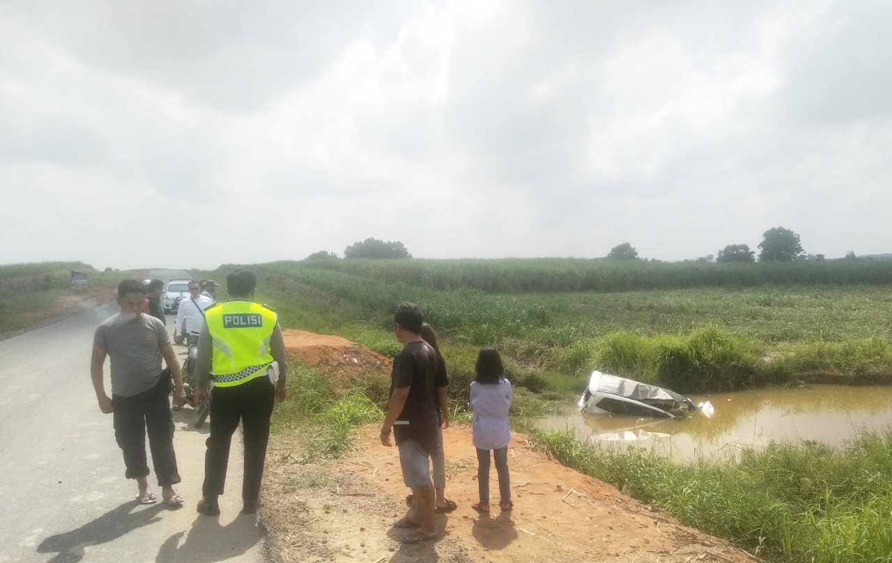 Mobil Innova Berpenumpang Satu Keluarga Terjun Masuk Sungai, Dua Tewas