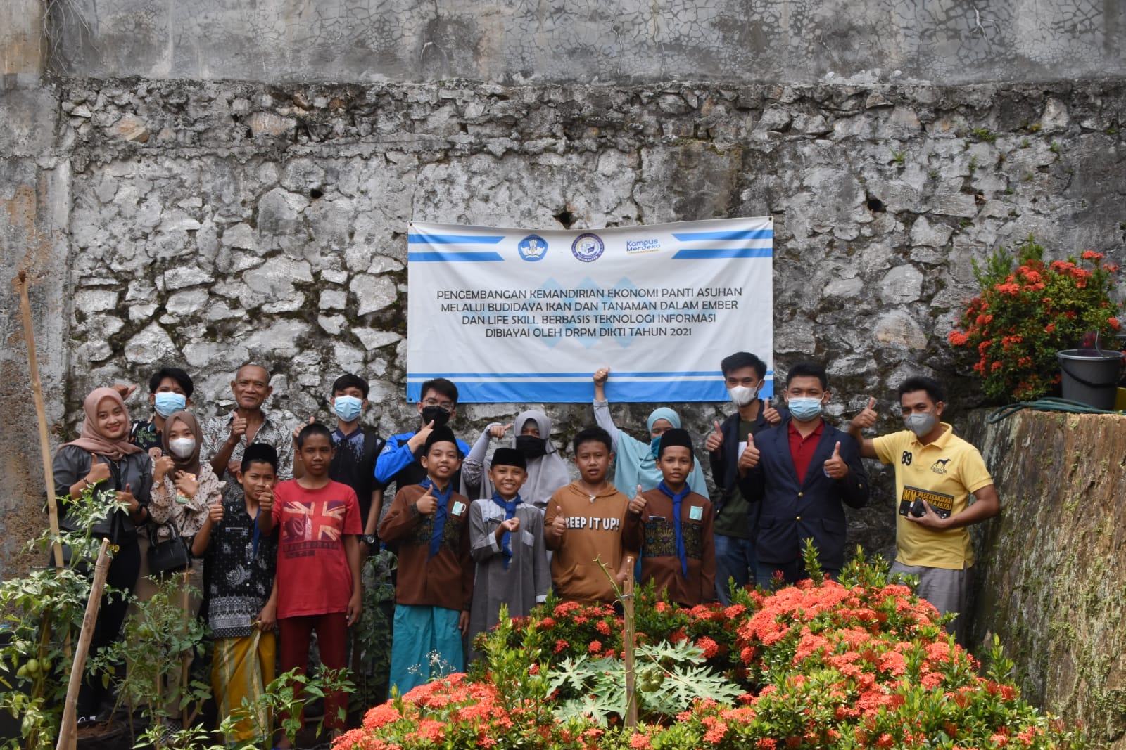 Dosen dan Mahasiswa IIB Darmajaya Panen Ikan Lele Budikdamber bersama Anak-anak Rumah Asuh As Sakinah