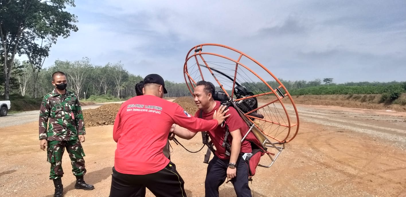 Dua Paramotor Kelilingi Tubaba