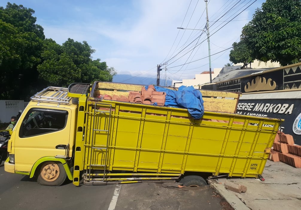 Duh! Kurang Hati-hati Truk Muatan Genteng Terperosok