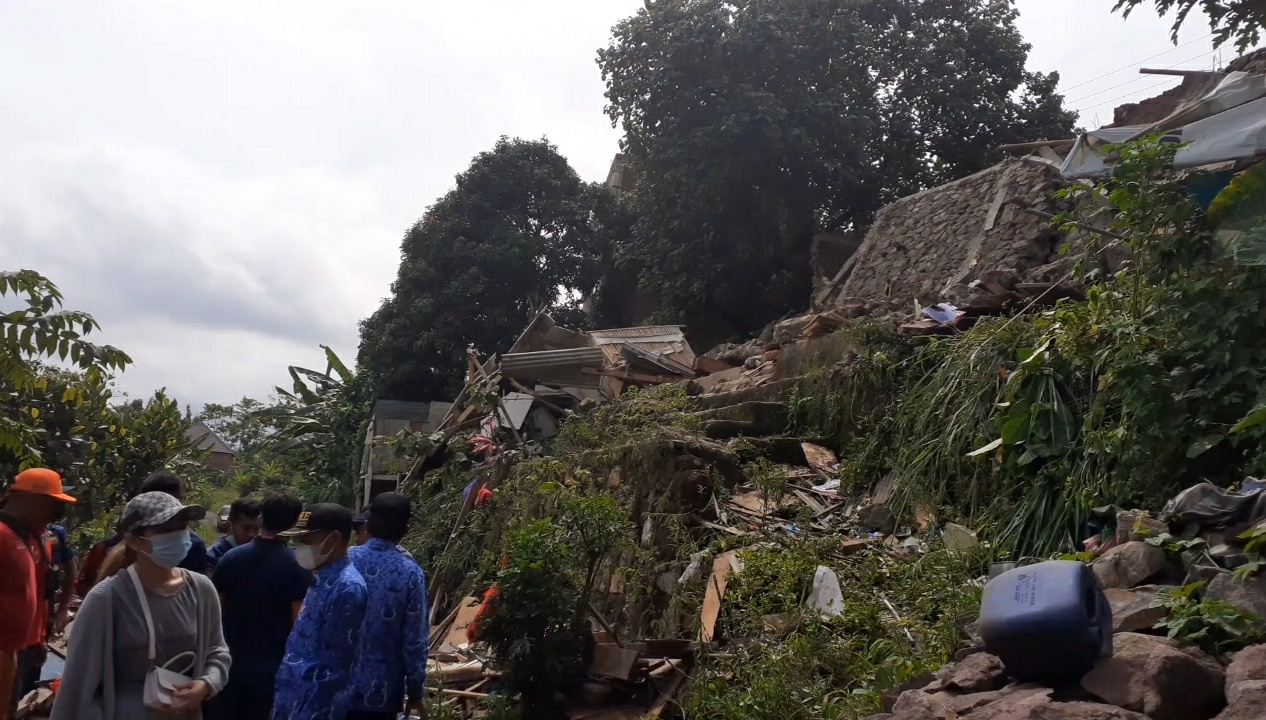 Tiga Rumah di Kelurahan Sumber Agung Tertimpa Pondasi