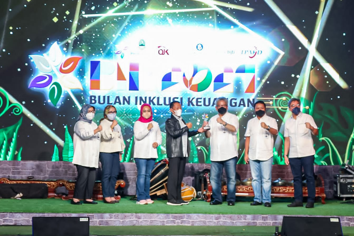 OJK Bersama bank bjb Menggelar Puncak Acara Bulan Inklusi Keuangan 2021