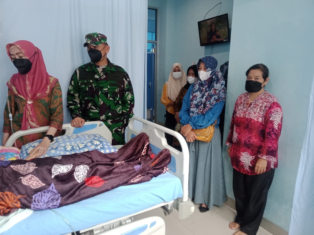 Wujud Kepedulian, Dandim 0410/KBL bersama Isteri Jenguk Personel PNS Yang Tengah Dirawat Karena Sakit