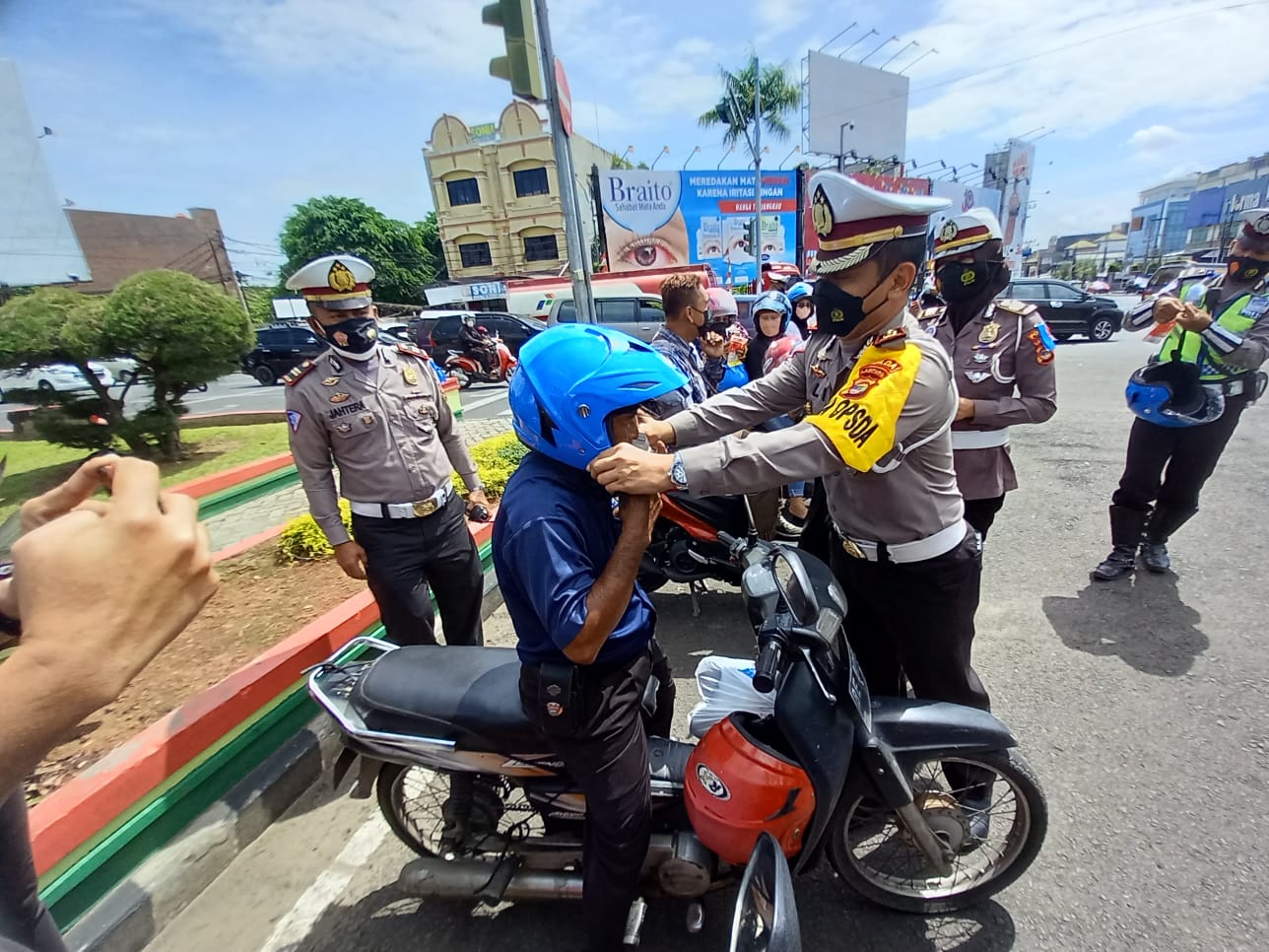 Ditlantas Polda Lampung Bagikan Helm kepada Pengendara Bermotor