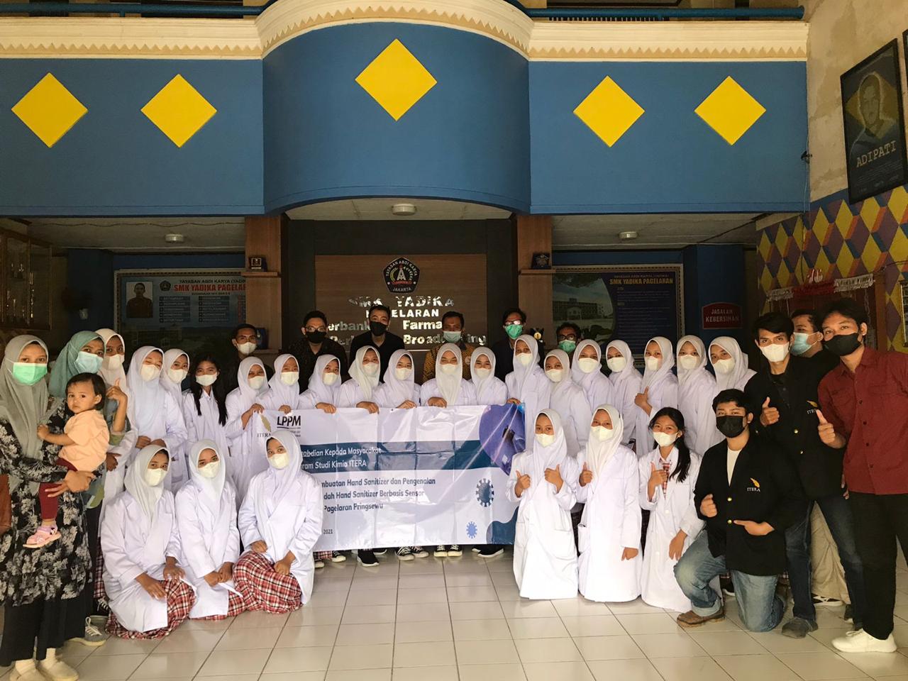 Dosen dan Mahasiswa ITERA lakukan Pelatihan Pembuatan, Pengenalan Wadah Hand Sanitizer berbasis Sensor di SMK 