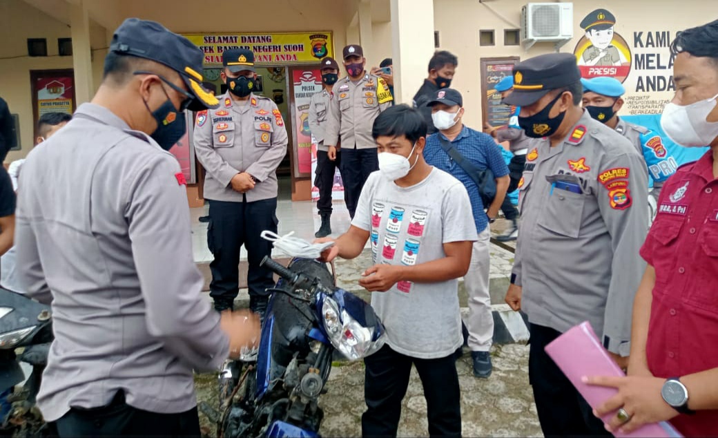 Kapolres Serahkan Dua Motor Hasil Kejahatan Kepada Korban