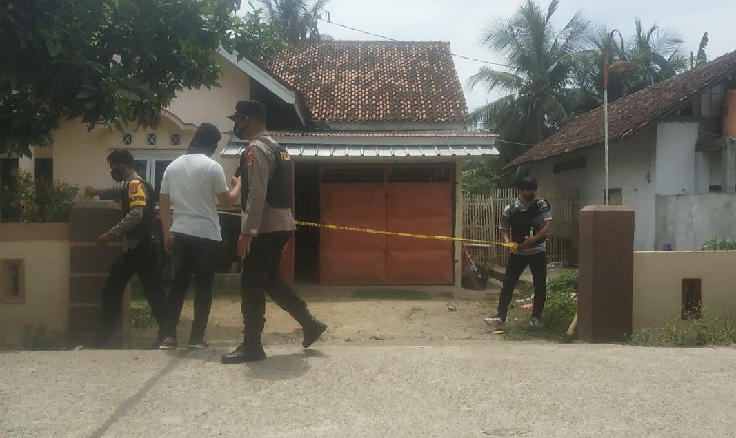 Densus 88 Geledah Rumah Terduga Teroris di Pringsewu