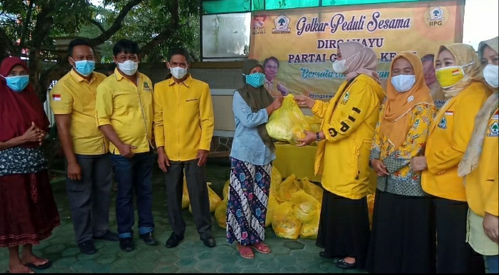 Salurkan 500 Paket Sembako untuk Warga Terdampak Pandemi