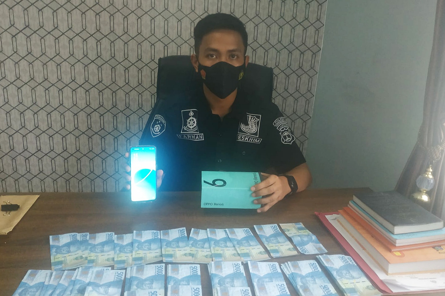 Mengaku Polisi, Beli Ponsel Dengan Upal