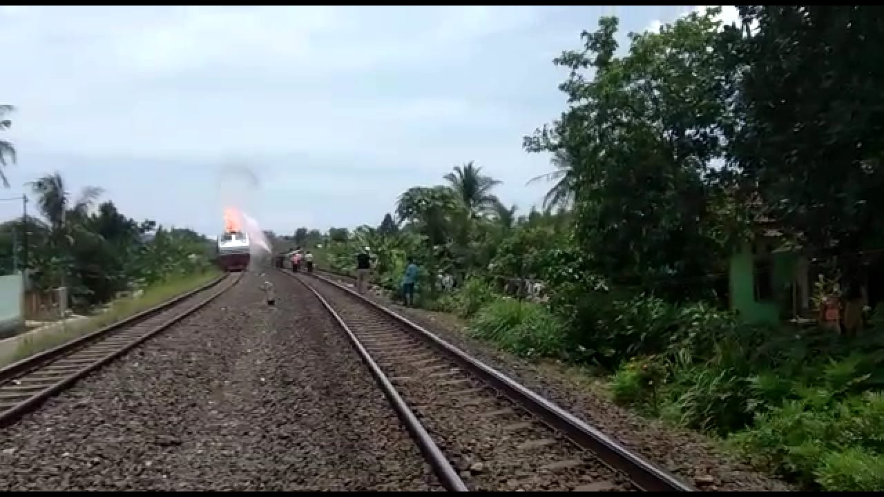 Heboh Lokomotif Semburkan Api di Labuhan Ratu, Ini Penjelasan Pihak KAI