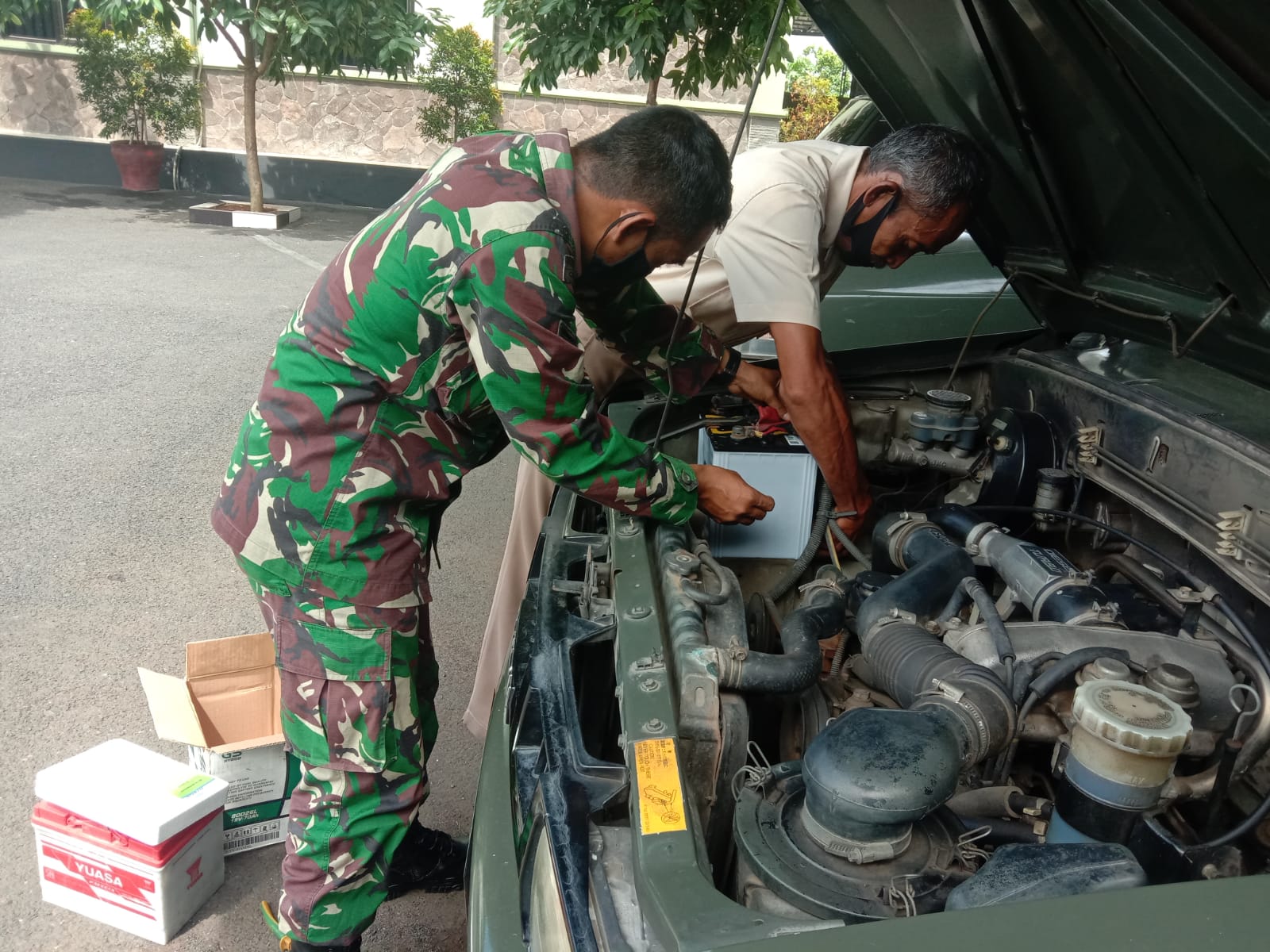 Jaga Performa Mobil Dinas Patroli Agar Siap Dioperasikan, Anggota Kodim 0410/KBL Lakukan Harwat
