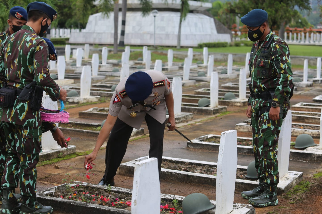 Sambut HUT ke -76, Brimob Lampung Ziarah Makam Pahlawan