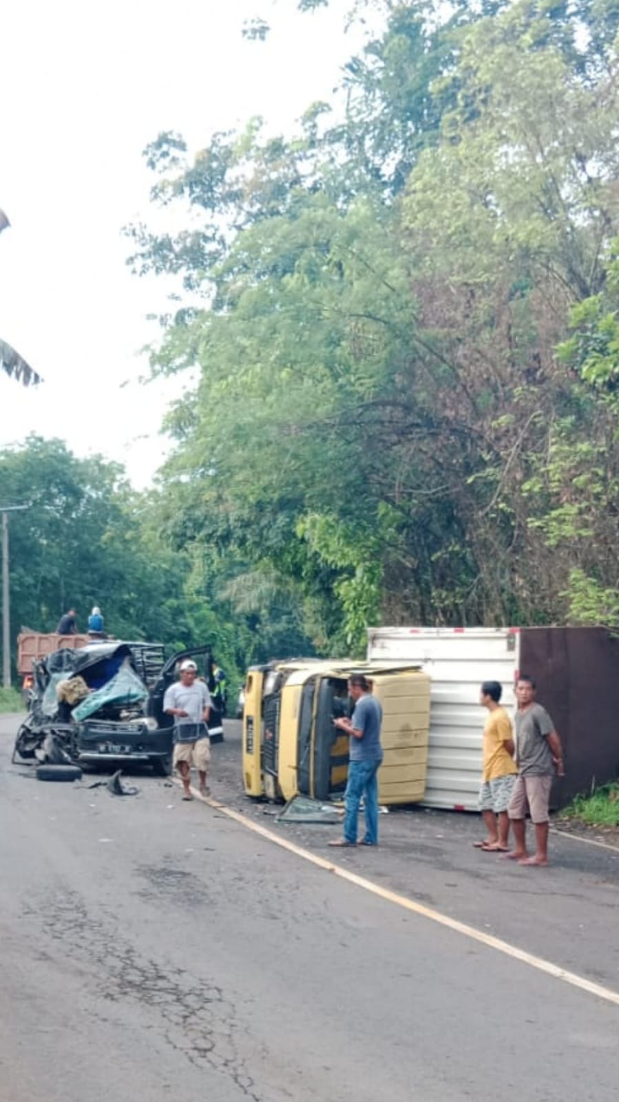 Mobil Pikap Hajar Truk Pengangkut Roti, Satu Tewas