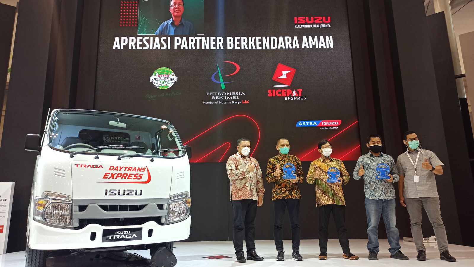 Apresiasi Keselamatan Berkendara Para Mitra Bisnis, Isuzu Beri Penghargaan