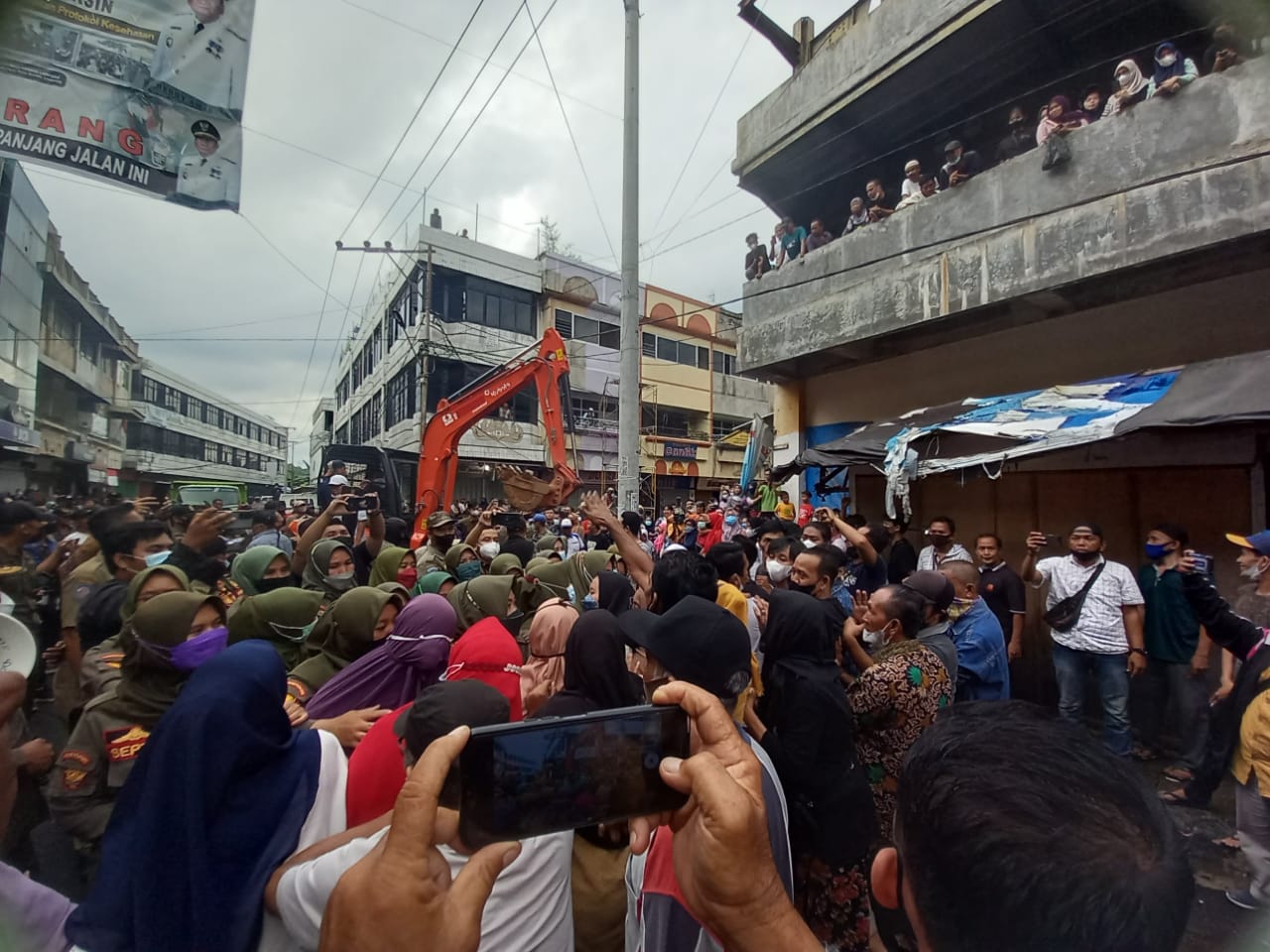 Memanas, Masa Hadang Excavator yang Hendak Robohkan Lapak PKL