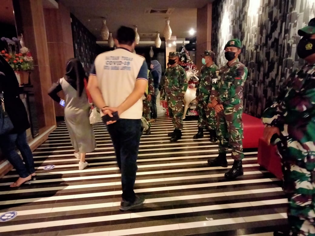 Tim Patroli Kodim 0410/KBL Bersama Satgas Covid 19 Bandar Lampung Gelar Operasi Yustisi di Tempat Hiburan Mala