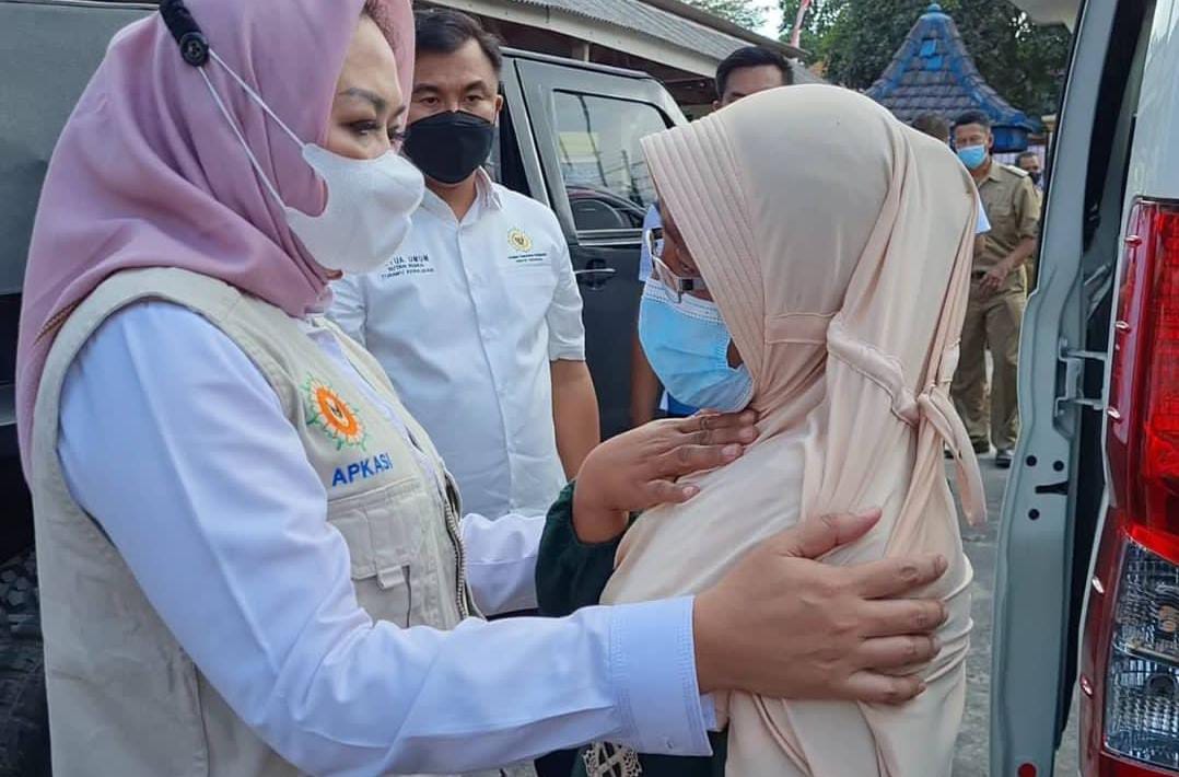 Cerita Bupati Winarti Bertemu Warga Lampung yang Jadi Korban Erupsi Semeru Saat Beri Bantuan