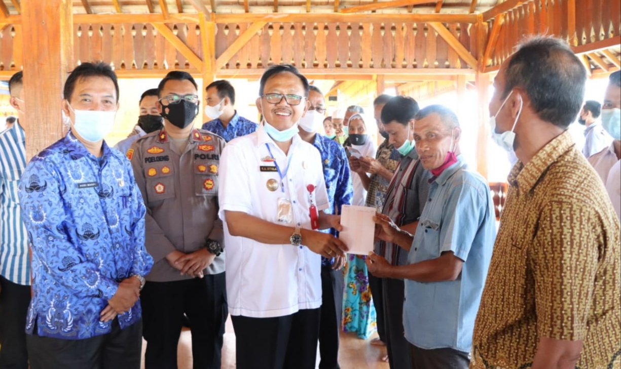 Agus Istiqlal Serahkan Buku Tabungan Kepada Warga Pemilik Tanah untuk Perkantoran