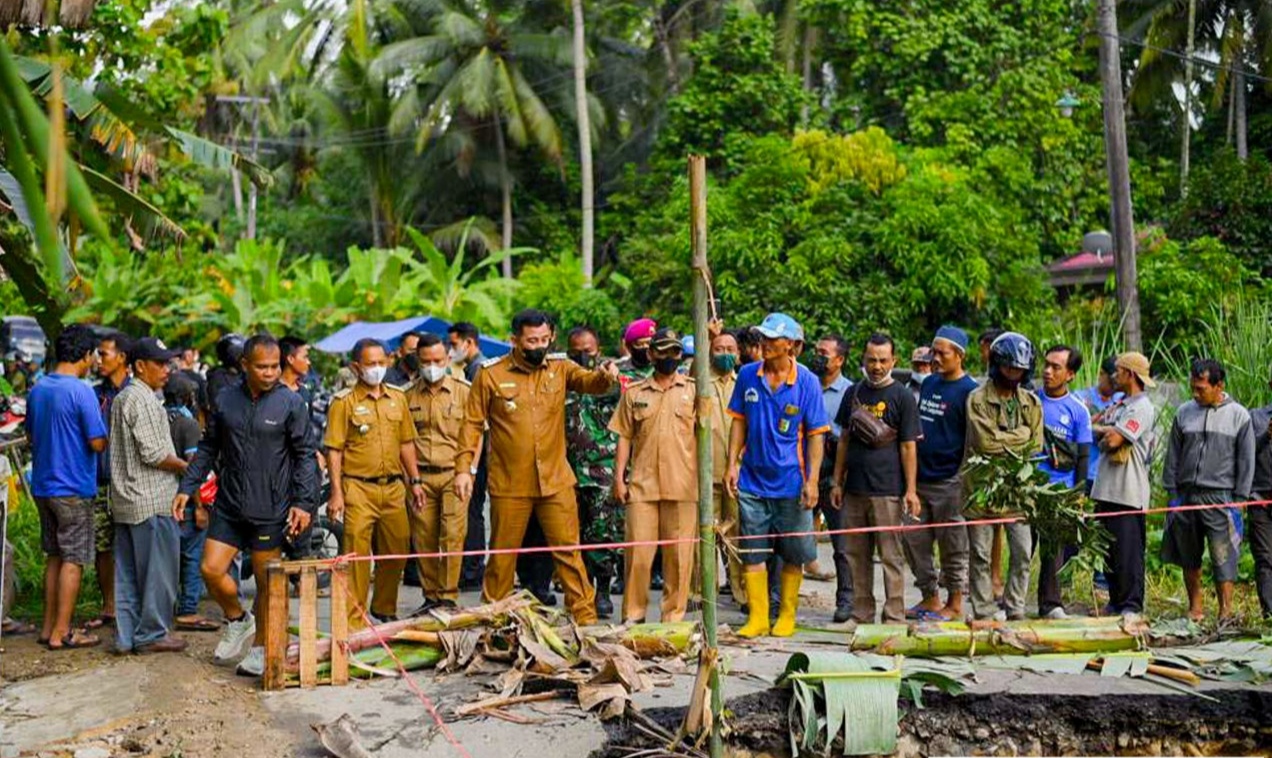 Bangun Jembatan Darurat, Kendaraan Menuju Padangcermin Diarahkan lewat Kedondong