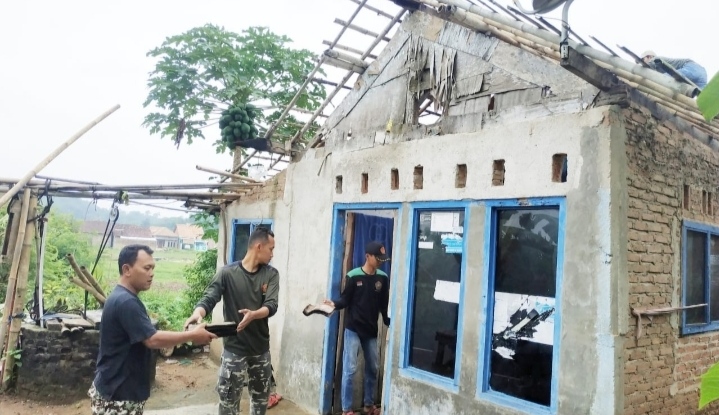 Gotong-royong Perbaiki Rumah Korban Angin Kencang