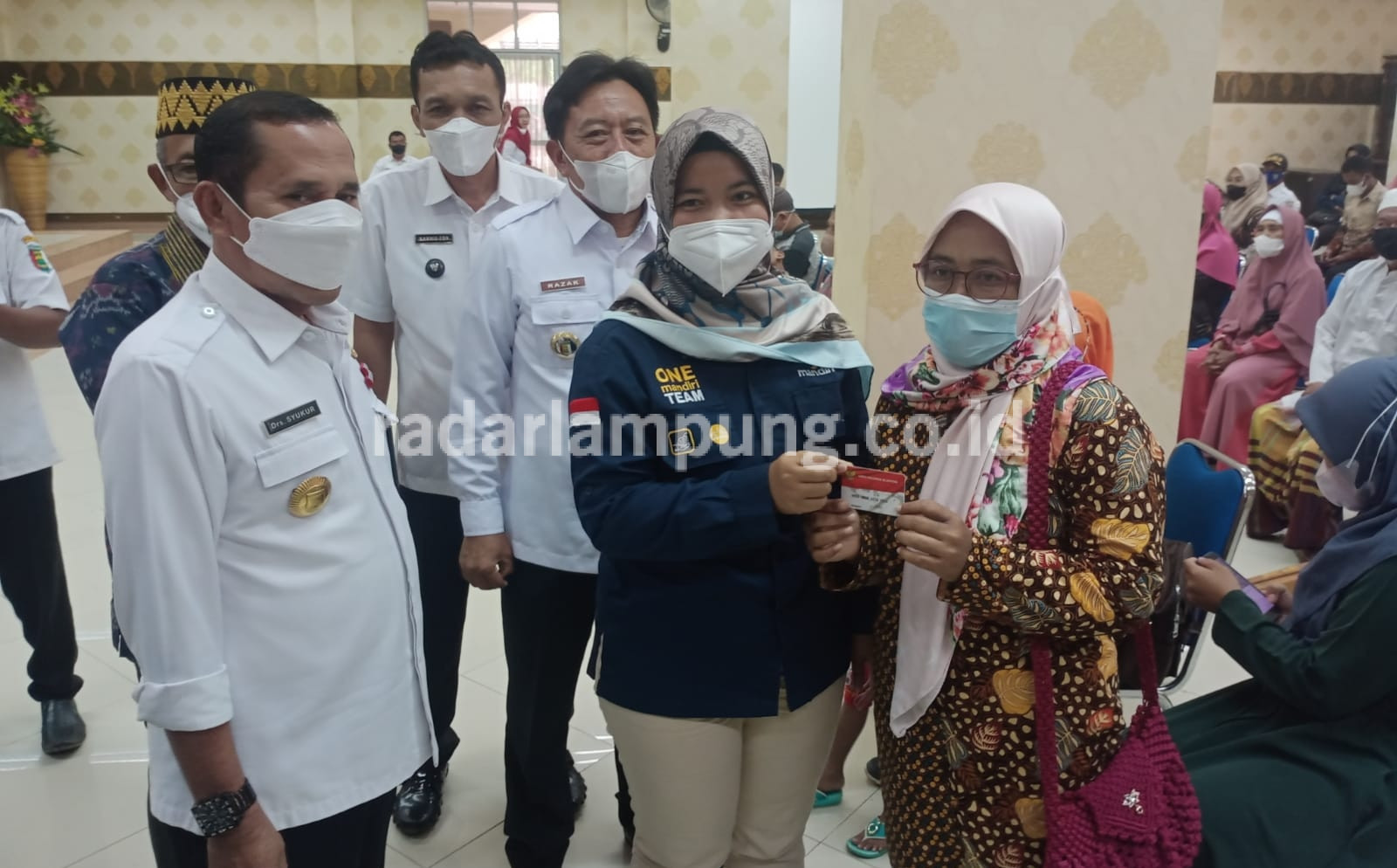 Belasan Warga Kembalikan Kartu BPNT dan PKH