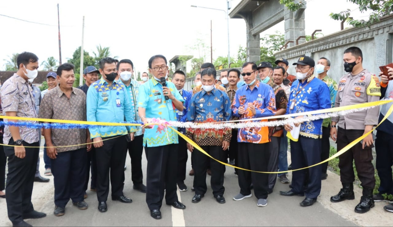 Tutup Tahun, Bupati Pesbar Resmikan Dua Ruas Jalan