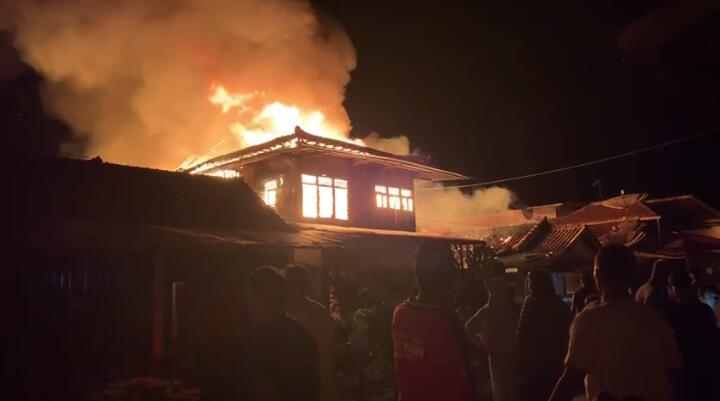 Si Jago Merah Mengamuk, Dua Rumah jadi Habis Dilalap Api