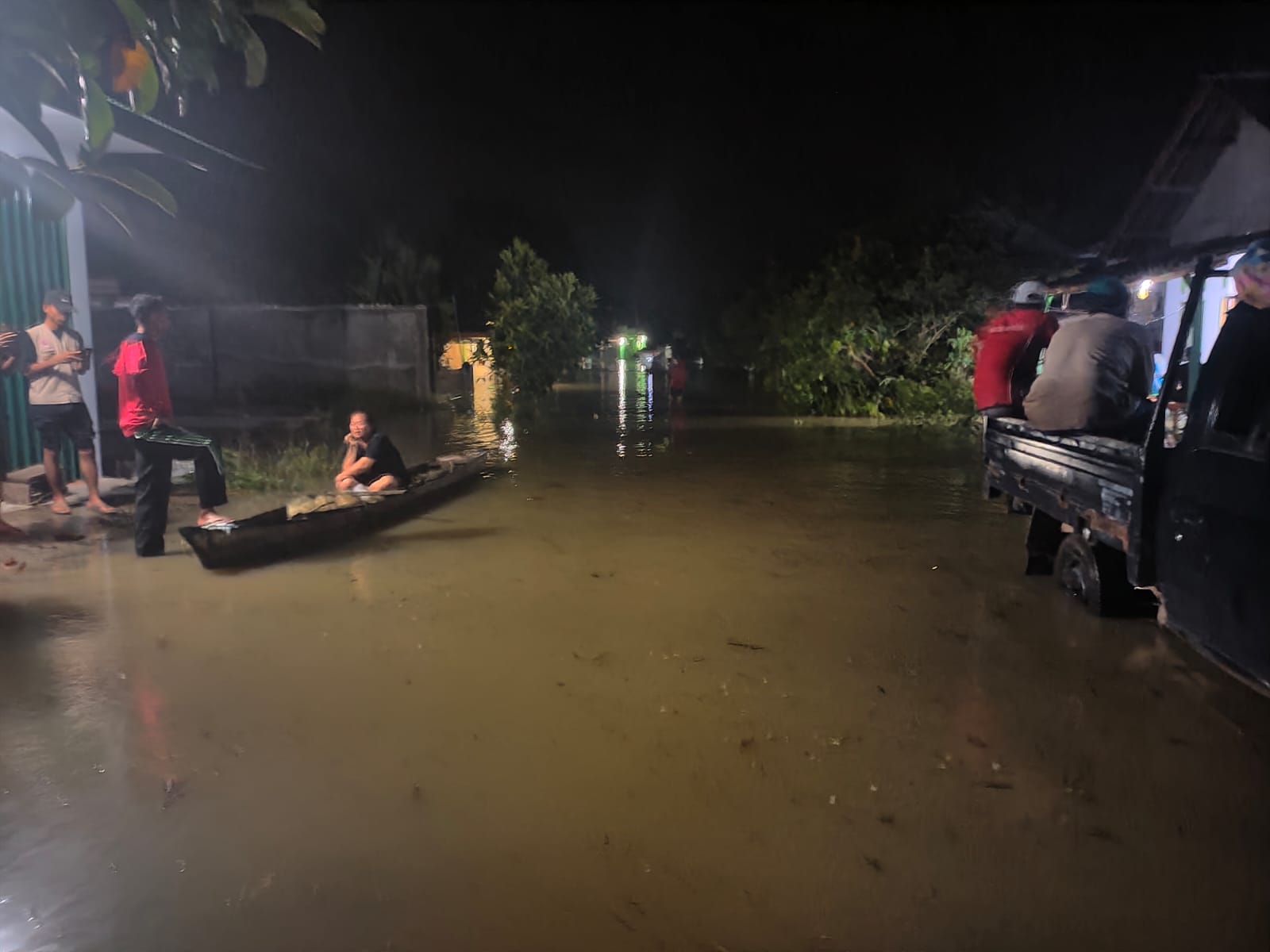 Banjir Belum Surut, Warga Lamtim Mulai Mengungsi