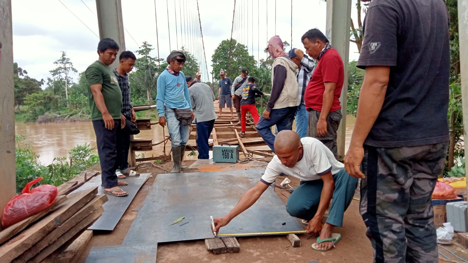 Warga Swadaya Beli Pelat Besi Perbaiki Jembatan