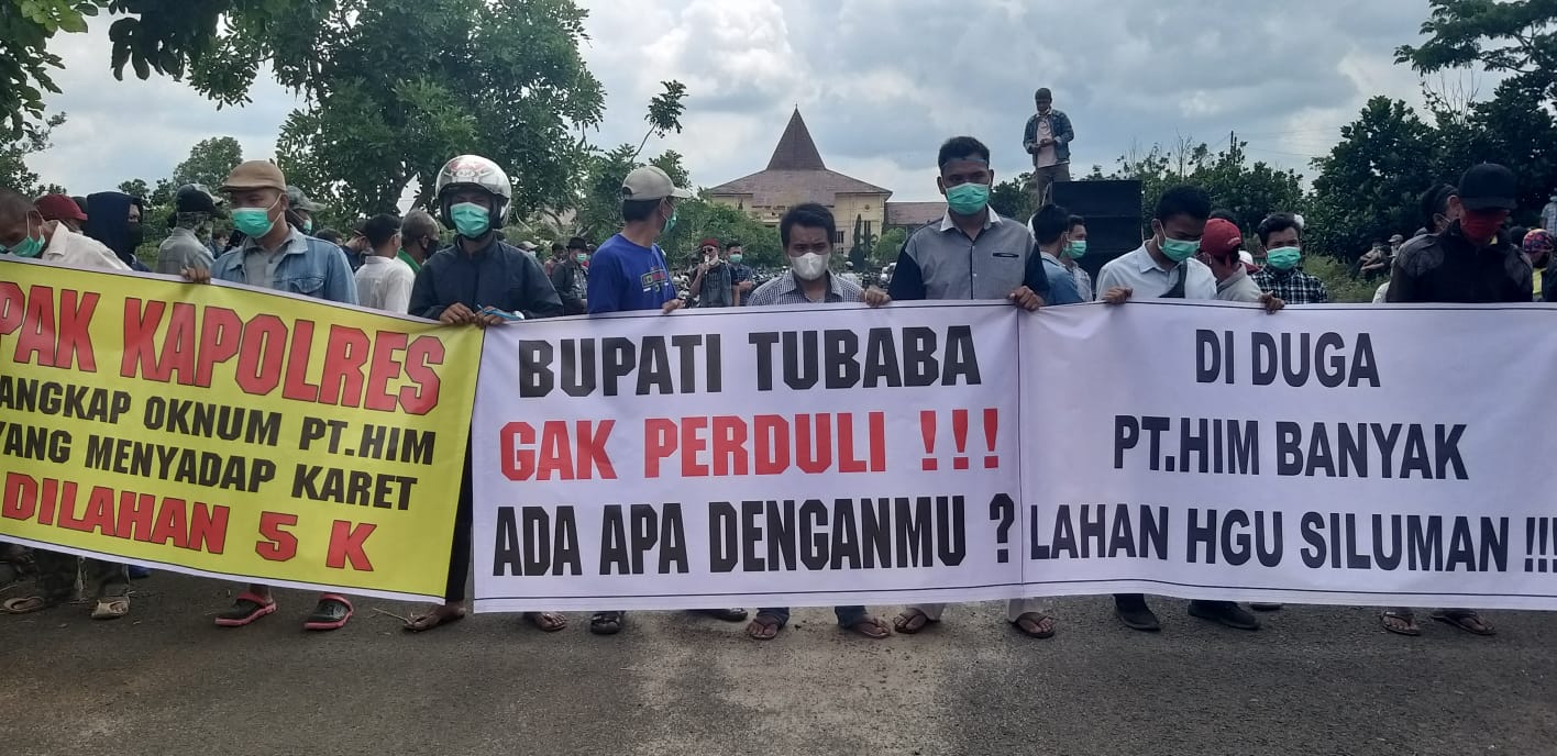 Massa Tetap Bertahan di Depan DPRD Tubaba