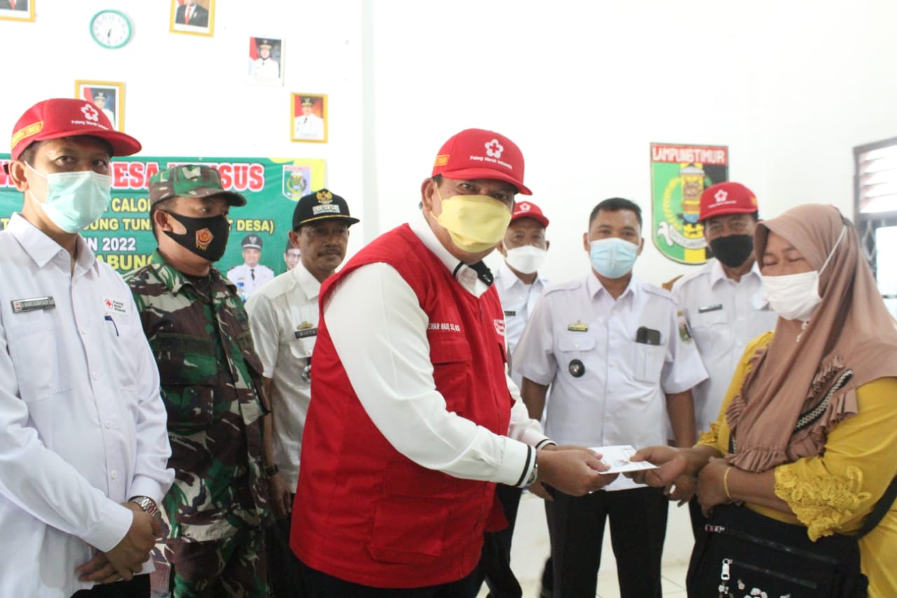 PMI Lamtim Salurkan Bantuan Kepada Korban Puting Beliung