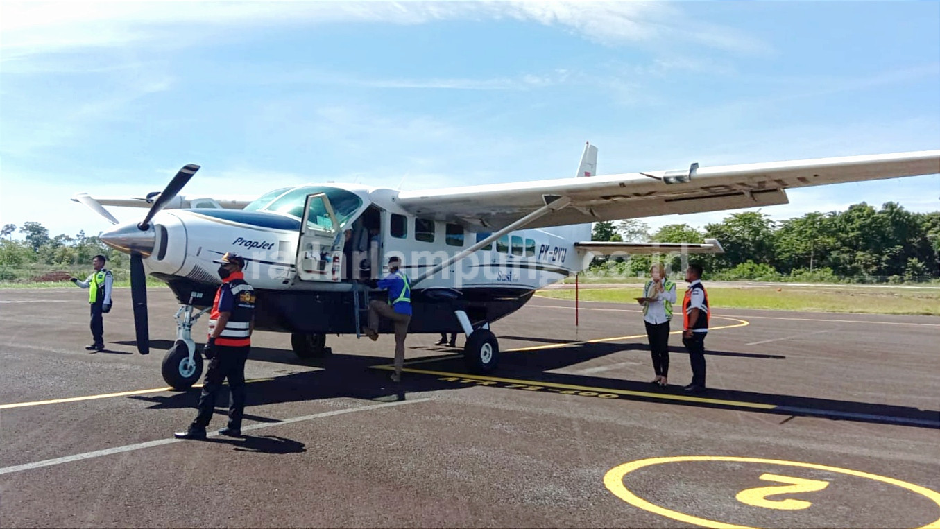 Penerbangan Perdana, Susi Air Mendarat Mulus di Bandara M. Taufiq Kiemas