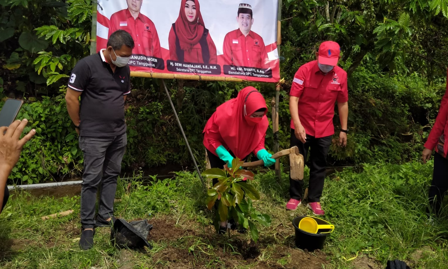 DPC PDIP Tanggamus Bersih-bersih Sungai dan Tanam Pohon